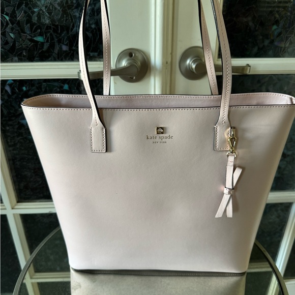 Kate Spade
EUC Kate Spade Sawyer Street
Maxi Tote - Picture 10 of 11